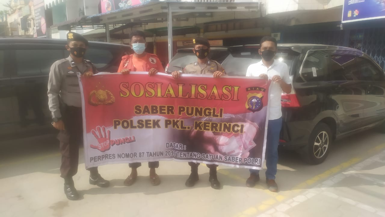 Sambangi Petugas Parkir di Bank, Polsek Pangkalan Kerinci Sosialisasikan Saber Pungli 